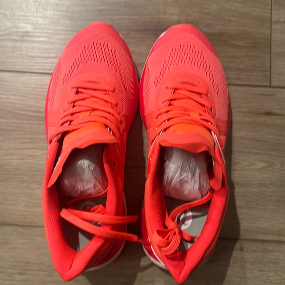 Brand new Lululemon Women's Workout Shoe W7.5 - Picture 3 of 5